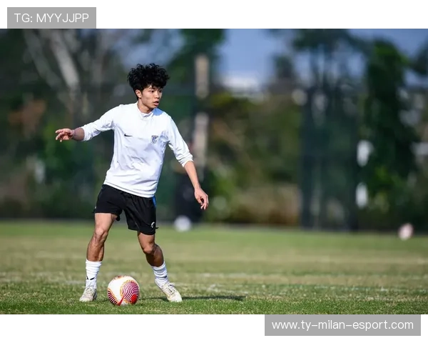 大连英博王禹中场控制节奏传球精确